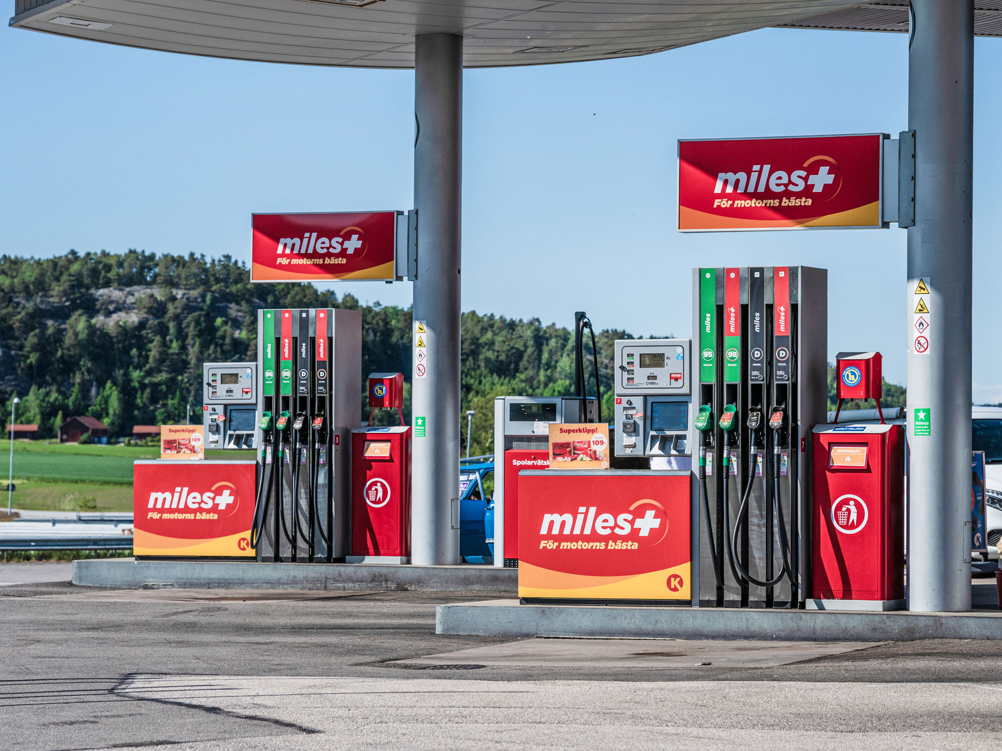 Bezahlen an der Tankstelle in Schweden